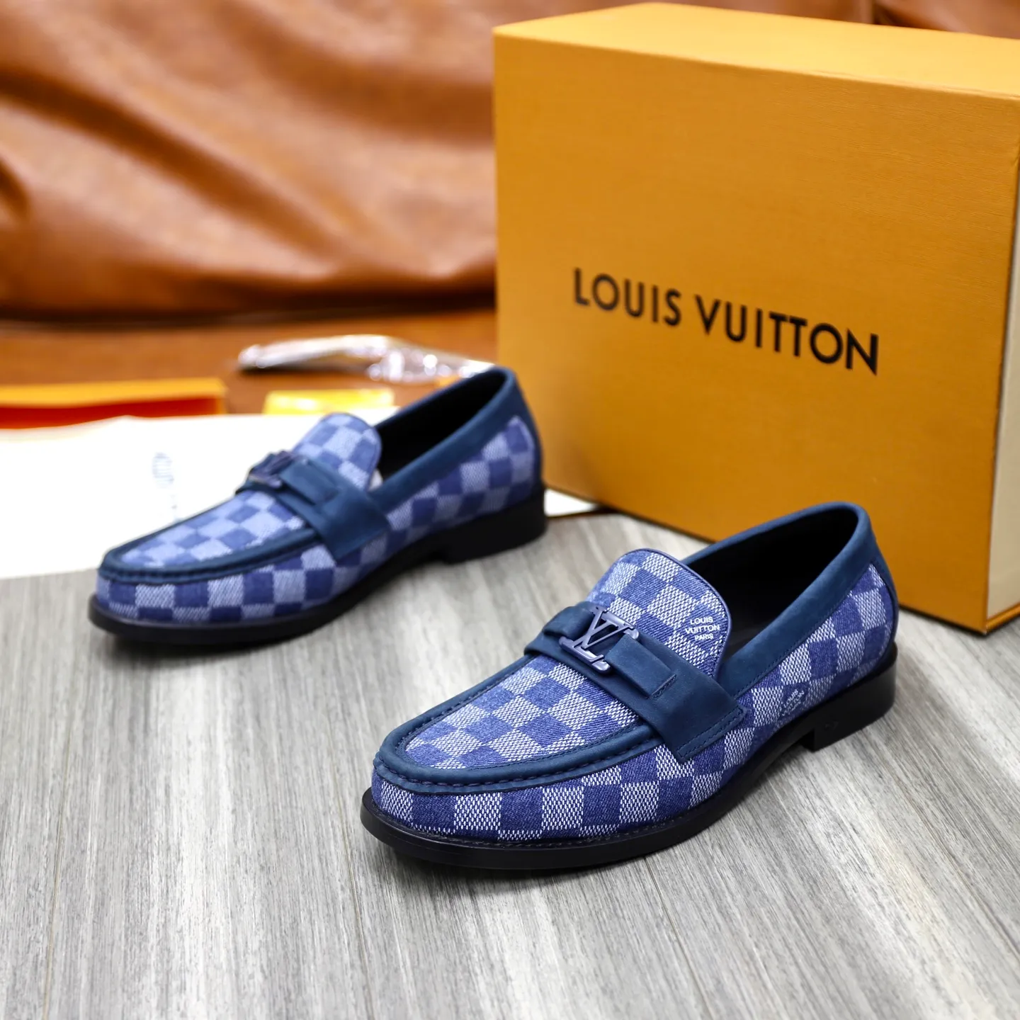 Men's Men's Shoes💰💰920LV Louis Vuitton Slip-on Loafers, top quality products from Guangzhou, ready for sale! This LV Glove loafer is made of selected soft cowhide, with a slightly wrinkled leather surface and a very high-end texture. Each pair is unique. The leather surface is light and soft, with a fine texture and good luster. It is a classic loafer style, with exquisite handmade mark stitching on the toe, and a square toe configuration to highlight the classic style. The horizontal band has hot-printed LV three-dimensional letters, semi-solid handcrafts and a genuine leather outsole, and a rubber patch on the heel to create wear-resistant performance and comfort. One of the must-have loafers for men! Comes with full original packaging! Code number: 38-39-40-41-42-43-44 (38, 45, 46 customized) standard leather shoe code